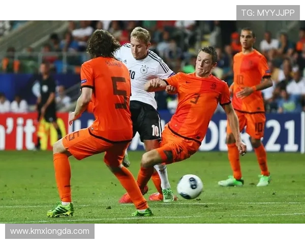德国与荷兰足球对决进球数分析与历史回顾